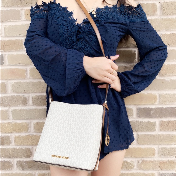 Michael Kors Handbags - ‼️SALE‼️ 👜💕- Michael Kors Bucket Crossbody